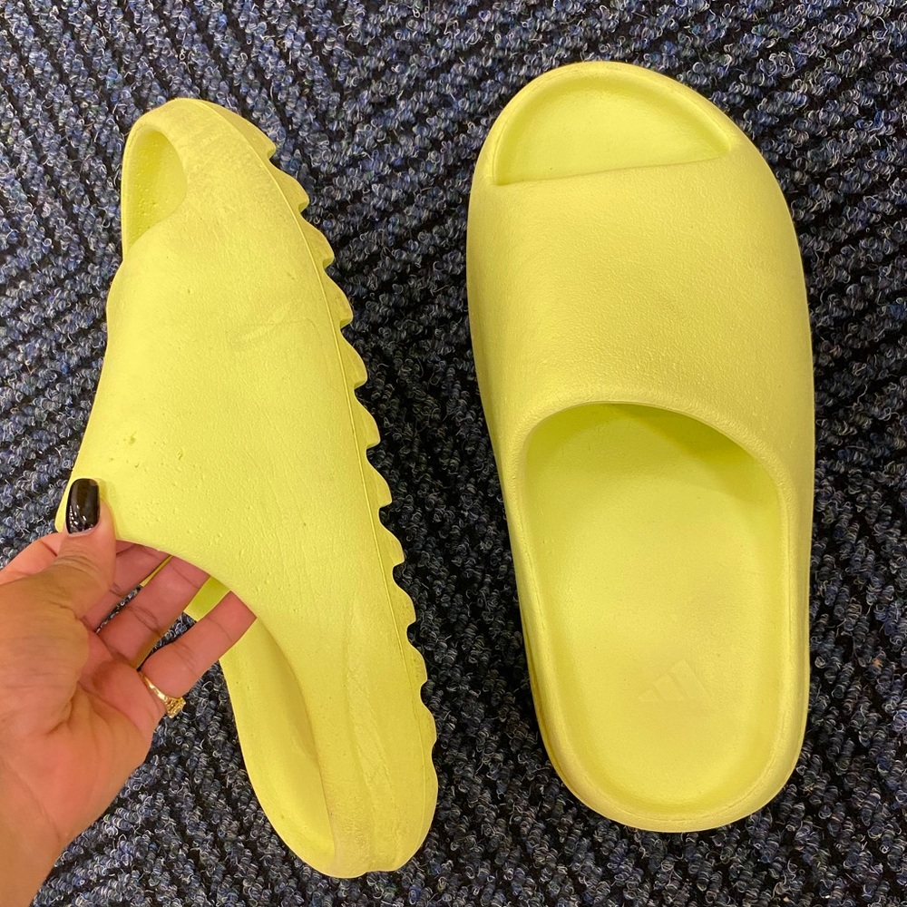 YEEZY SLIDES
